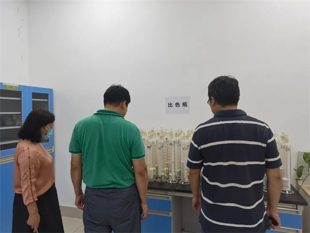 大北農集團專(zhuān)家對產(chǎn)品留樣室的現場(chǎng)考察